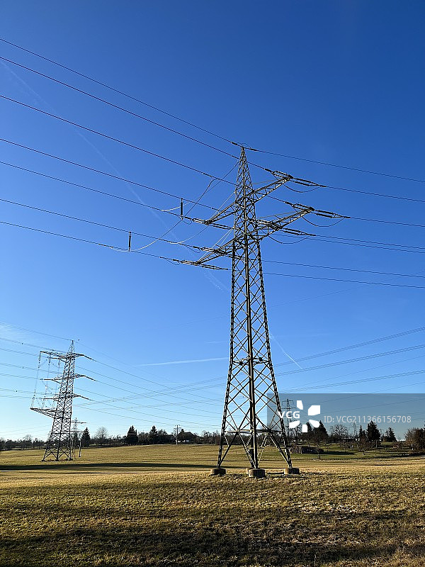 德国吕特林根，低角度的电塔，背景是清澈的蓝天图片素材