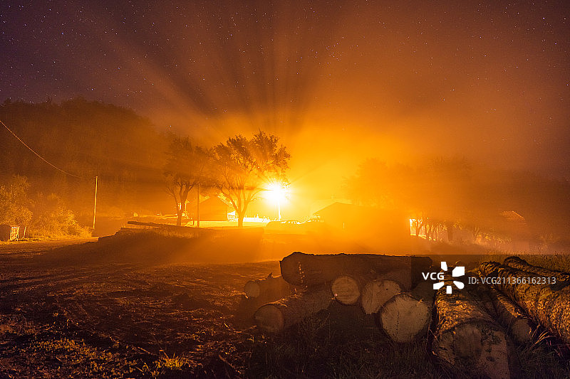 在塞尔维亚，Zaovine乡村朦胧的夜晚，橙色的光线图片素材