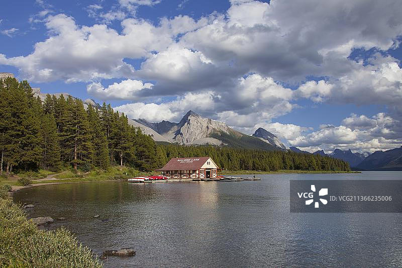 船库与独木舟在恶山湖，贾斯珀国家公园，阿尔伯塔，加拿大落基山脉，加拿大，北美图片素材