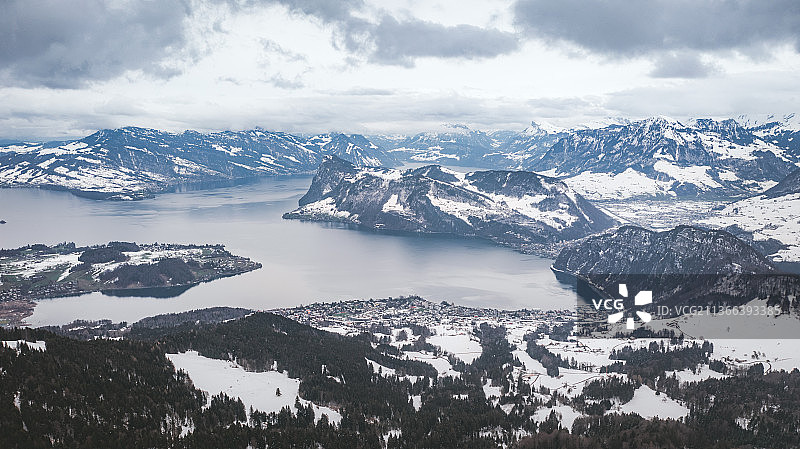 冬日阿尔卑斯山脉雪景图片素材