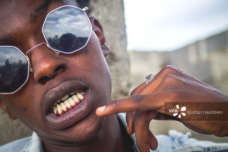 戴太阳镜的年轻人的肖像，Juja，肯尼亚图片素材