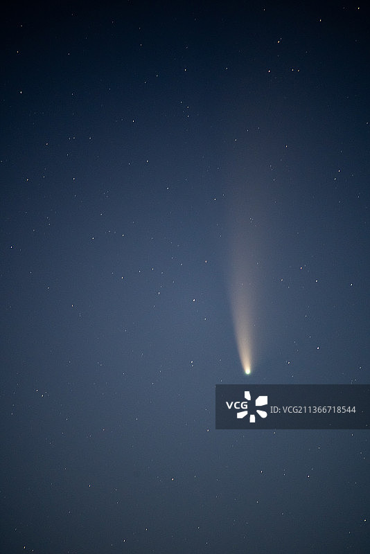 加里宁格勒，加里宁格勒州，俄罗斯，夜空中星星的低角度视图图片素材