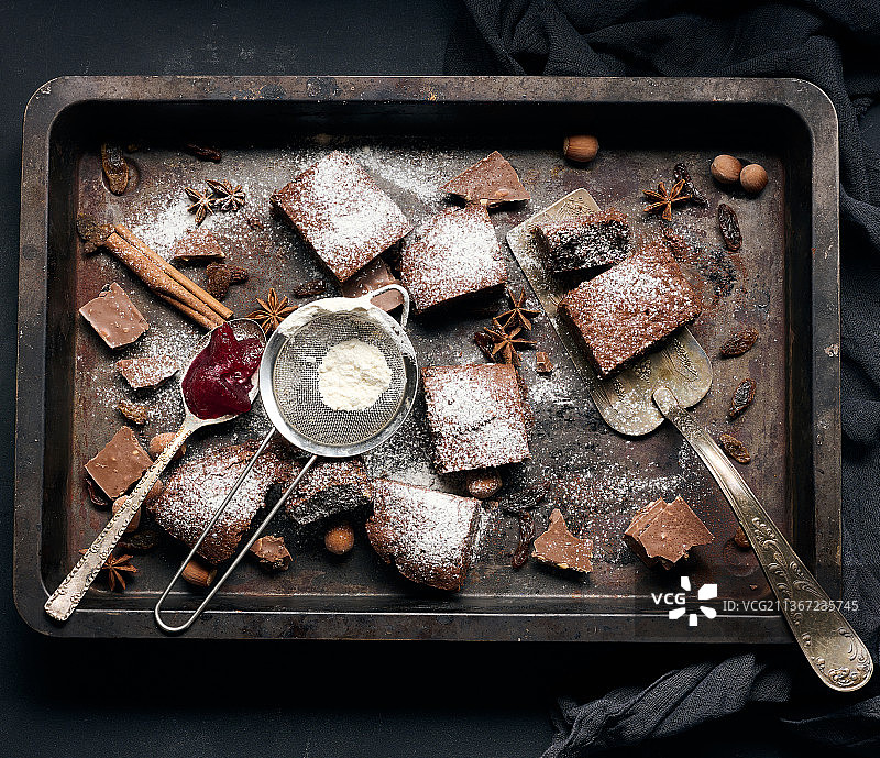 撒上烤方形巧克力布朗尼图片素材
