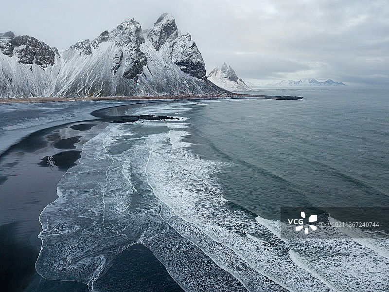 冬天，在冰岛的斯托克斯涅斯，海天相映的风景图片素材