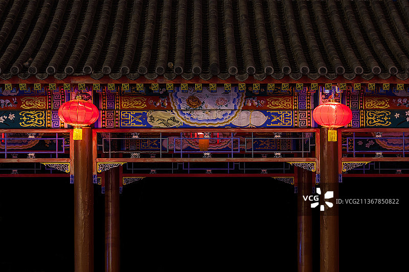 北京春节悬挂在古建筑上的红灯笼图片素材
