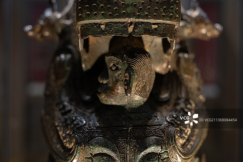 法国巴黎赛努奇亚洲艺术博物馆藏商代青铜虎食人卣图片素材