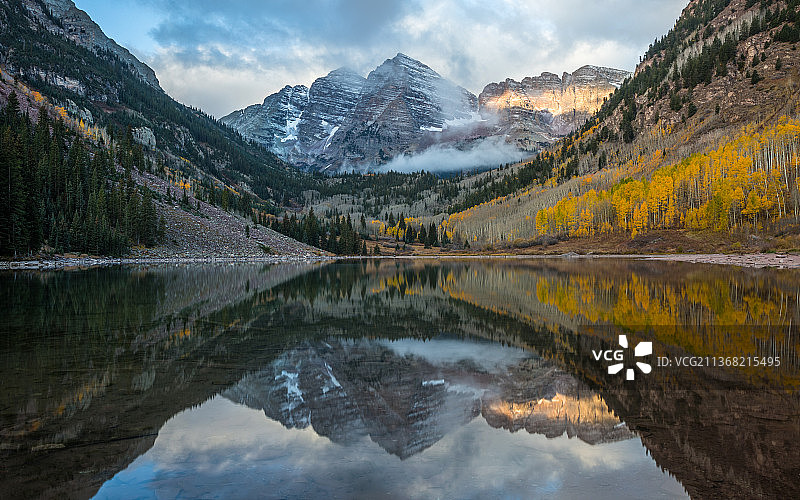 栗色的钟，湖和山在天空的衬托下的风景图片素材