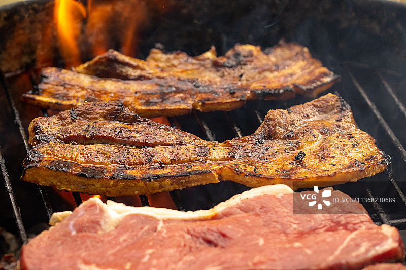 《肉与火》，烤肉架上肉的特写，埃尔兰根，德国图片素材