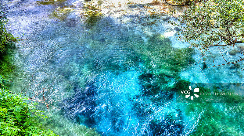 观赏蓝眼泉，毕斯特里斯河的初始水源，在vlaore县的Muzine附近图片素材