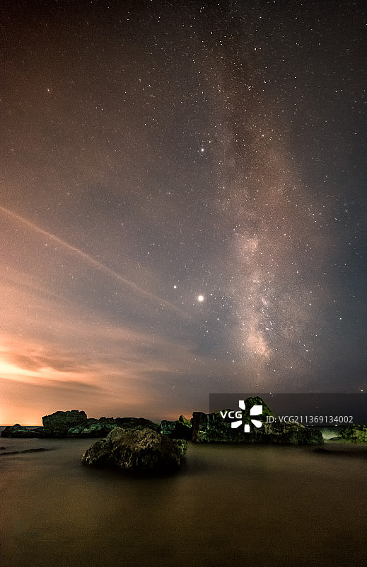 西班牙，Conil de la Frontera，夜晚天空映衬下的湖景图片素材