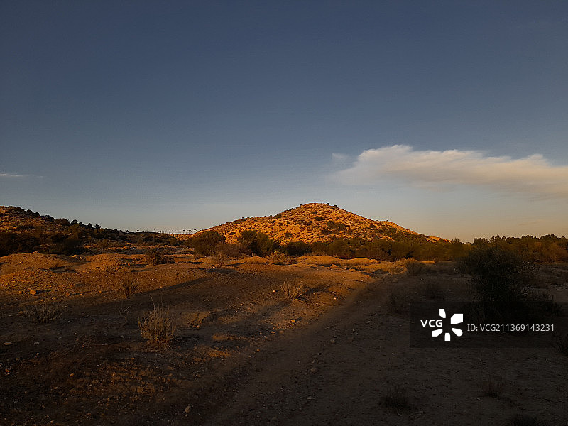 颈山，日落时天空映衬下的沙漠风景图片素材