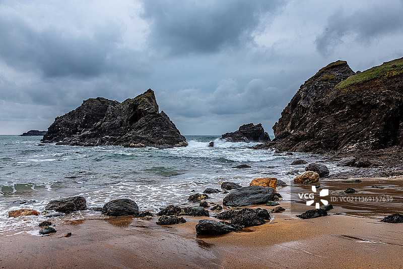 索尔湾，沙滩上的岩石对着天空的风景，马尔堡，英国，英国图片素材