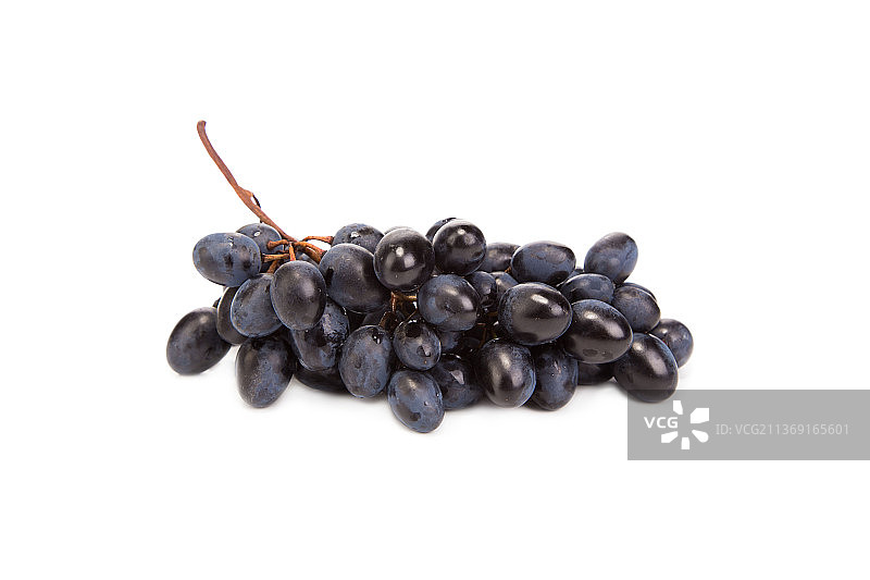 成熟的黑色葡萄，白色背景下的葡萄特写，摩尔多瓦图片素材