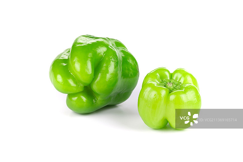 成熟的绿色灯笼椒，白色背景下的绿色灯笼椒的特写，摩尔多瓦图片素材