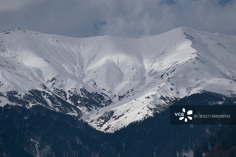 冬天的雪山，天空映衬下的雪山风光图片素材