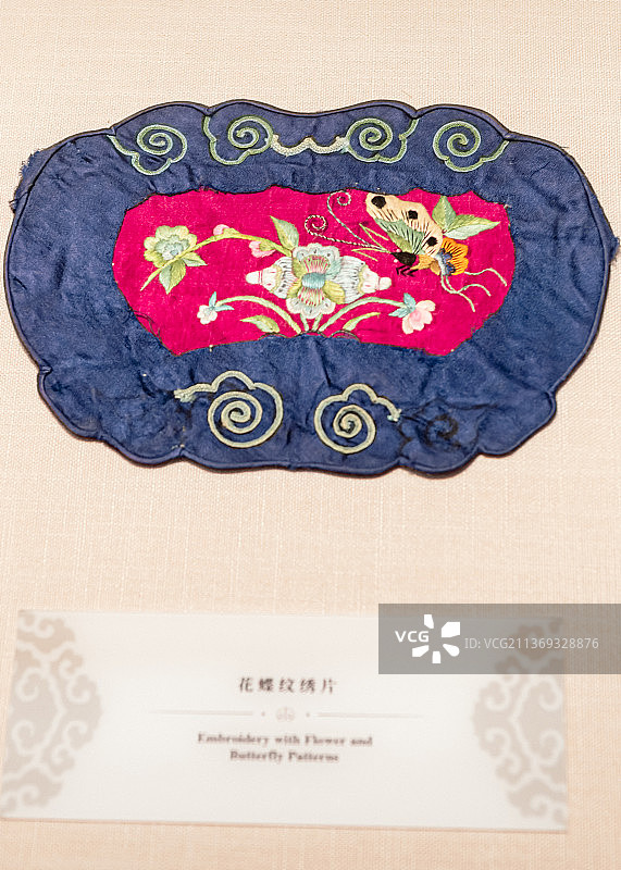中国传统手工艺品，花卉纹刺绣绣片图片素材