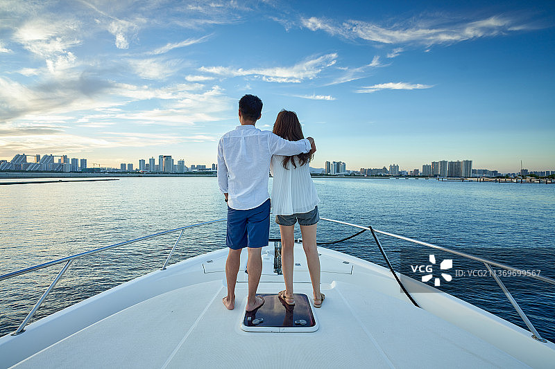 浪漫的青年夫妇乘坐游艇出海图片素材