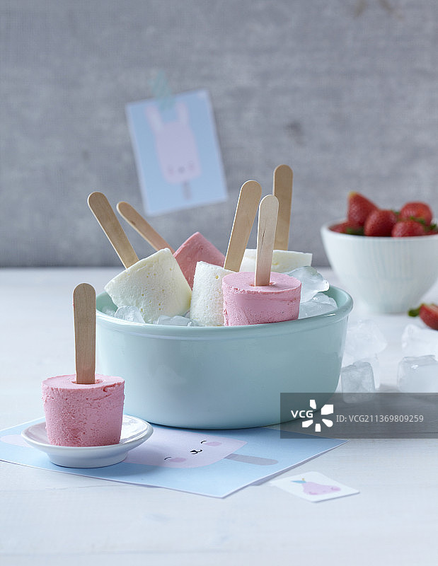加牛奶和草莓的速食冰淇淋图片素材