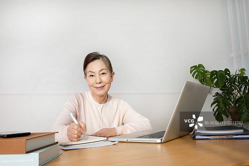亚裔韩国女高年级学生用笔记本电脑学习图片素材