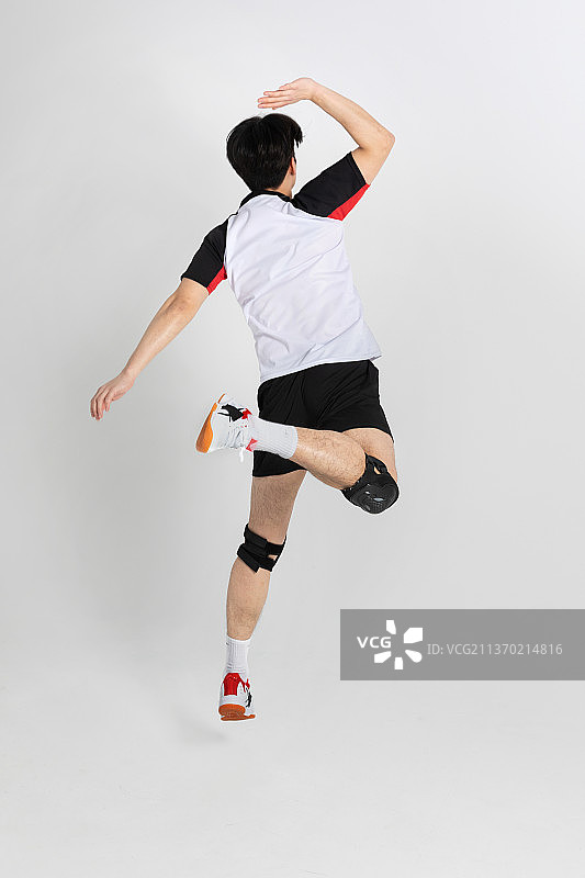 排球运动员，亚洲朝鲜族男子用扣球、扣球进攻动作图片素材