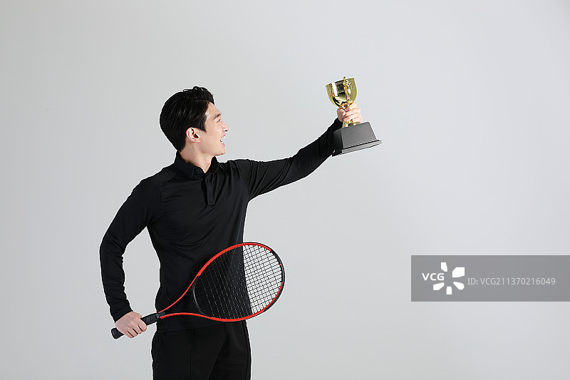 网球运动员，亚洲韩国人，拿着奖杯，工作室图片素材