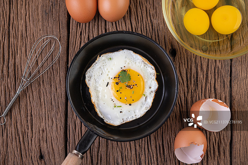 煎蛋和生鸡蛋，有机健康食品图片素材