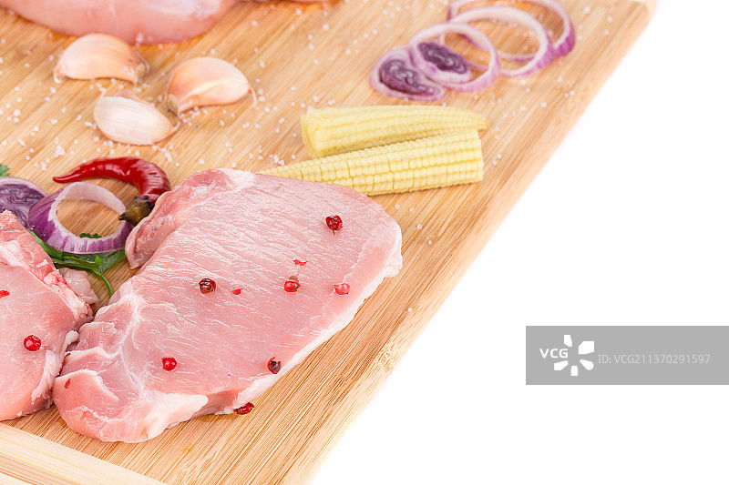 生猪肉牛排与蔬菜，高角度的观点，在砧板上的白色背景，摩尔多瓦图片素材