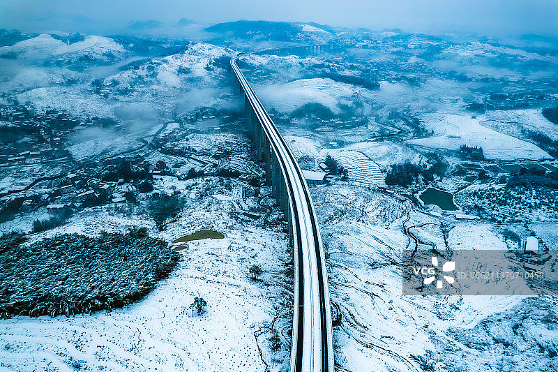 雪后的村落与高速公路高架桥图片素材