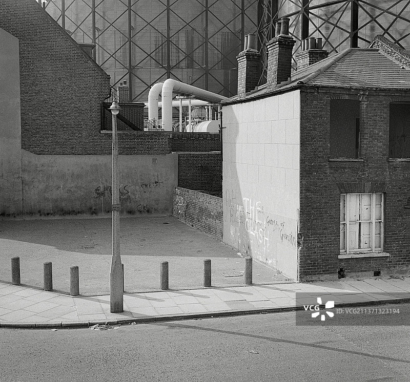 1978年，伦敦，格林威治半岛，Blackwall Tunnel Approach, East Greenwich gas works，靠近天然气柜的End terrace house图片素材