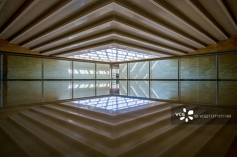地板反射的室内建筑结构对称图形图片素材