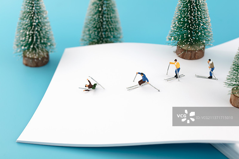 微缩世界白纸上滑雪运动者图片素材