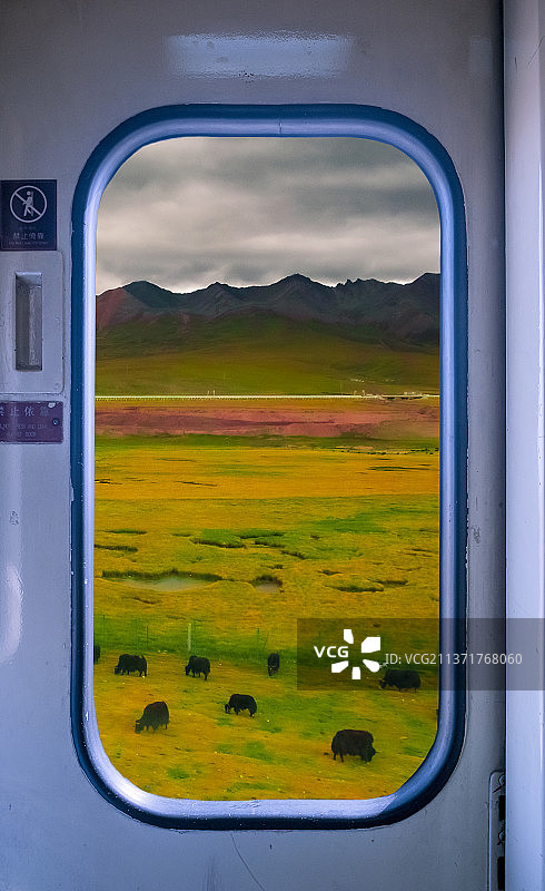 高原列车车窗风光图片素材