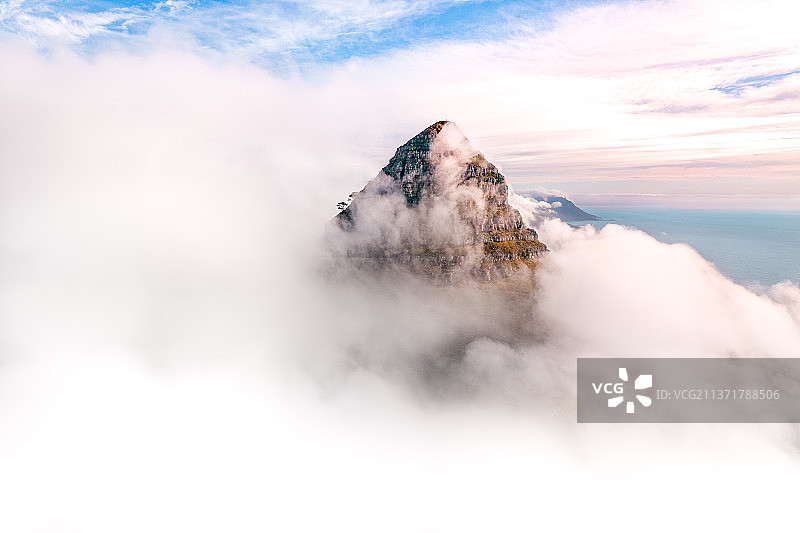 头在云里，在多云的天空下的风景，南非图片素材