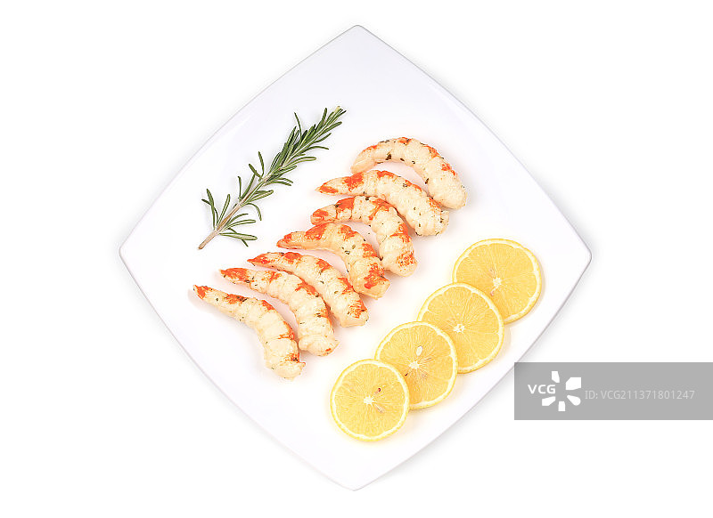 煮熟的无壳虾与柠檬，高视角的食物在盘子上的白色背景，摩尔多瓦图片素材