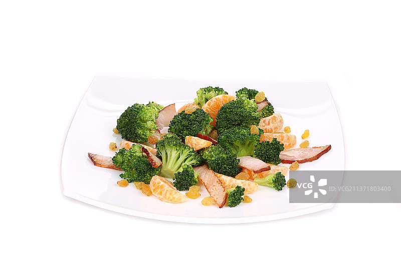 花椰菜沙拉的特写，白色背景下盘子里食物的特写，摩尔多瓦图片素材