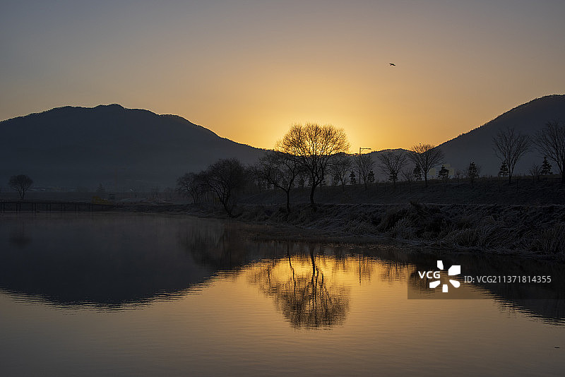 新的一天，日落时湖的风景图片素材