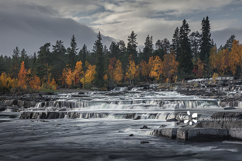 瑞典拉普兰的特拉普斯特格斯福森瀑布图片素材
