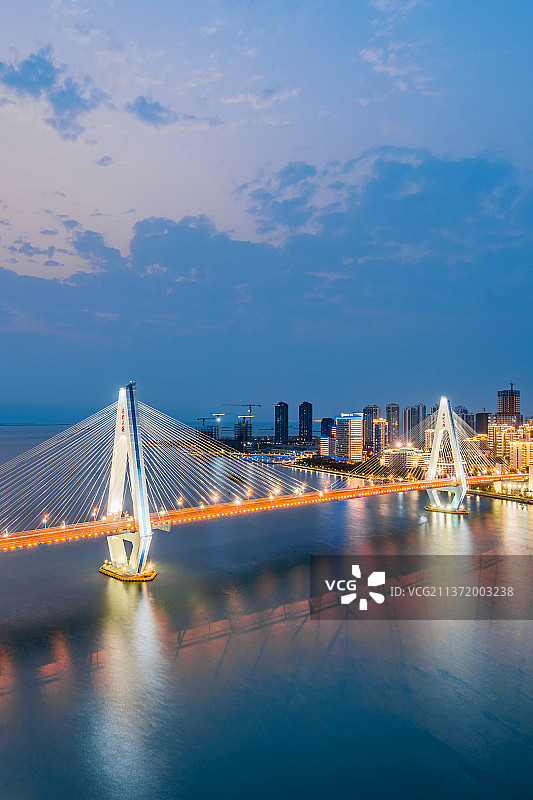 中国海南海口海甸河世纪大桥高视角夜景图片素材