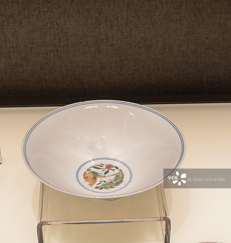 中国古代瓷器，清，斗彩团花纹瓷碗图片素材