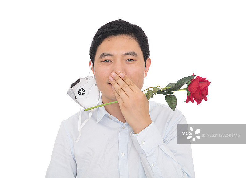 情人节时男士摘开口罩手拿玫瑰飞吻图片素材