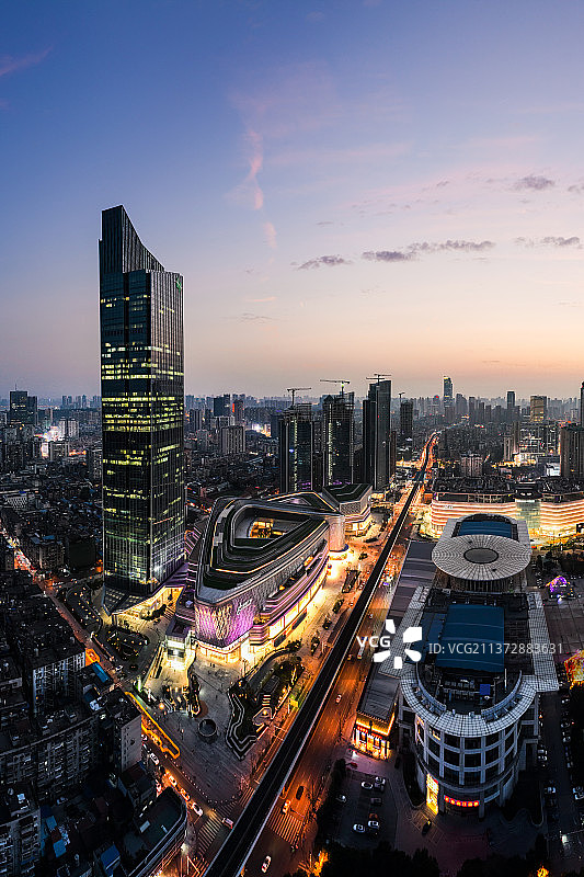 武汉恒隆广场商务中心办公楼和武汉国际会展中心航拍蓝调夜景全景图片素材