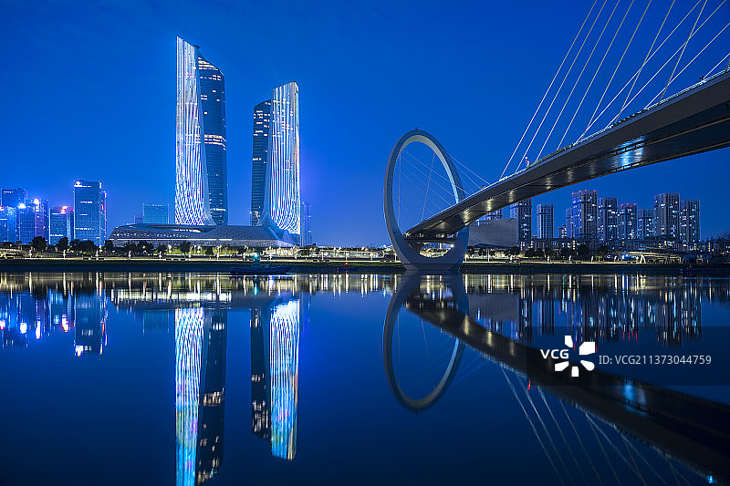 南京眼步行桥与南京青奥中心夜景图片素材