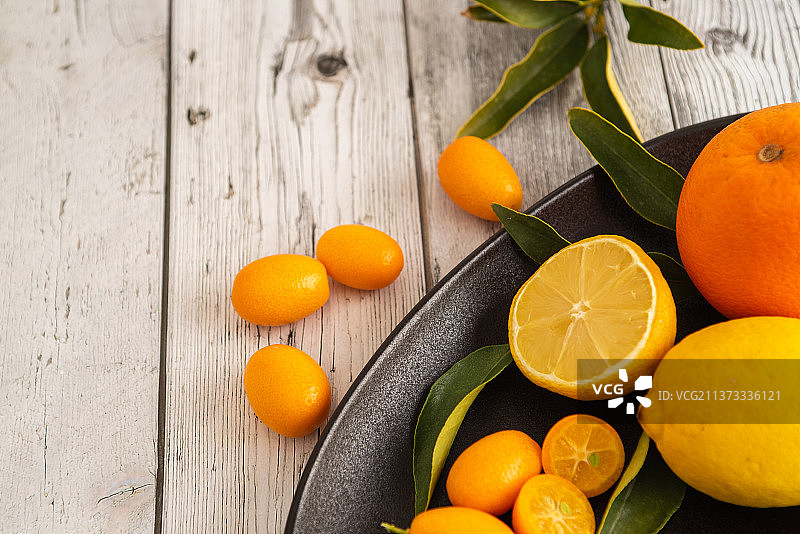 橙子，柠檬，金橘复制空间，桌子上橙子水果的特写图片素材