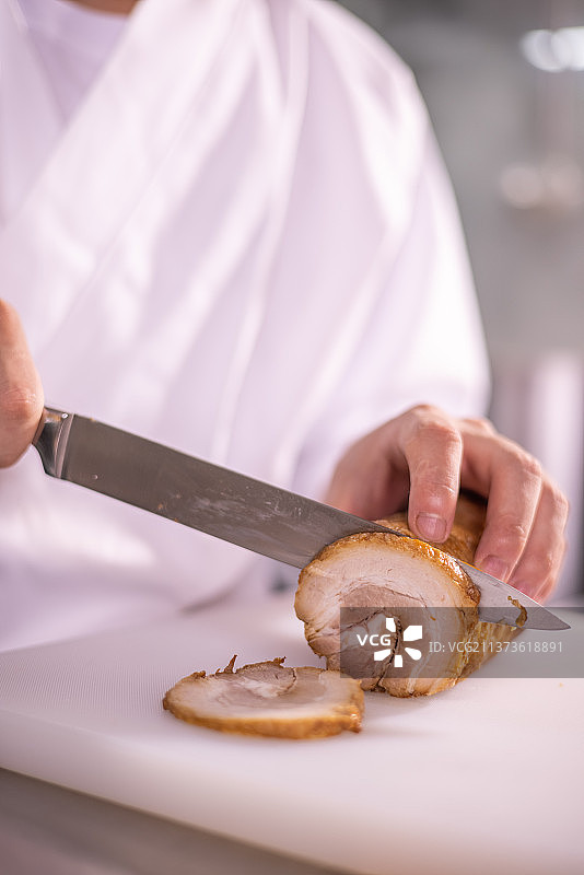 日本料理厨师餐厅厨房制作豚骨拉面图片素材
