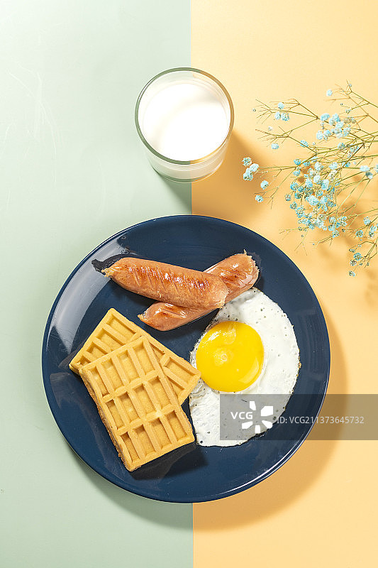 营养早餐煎香肠煎蛋华夫饼牛奶特写 图片素材