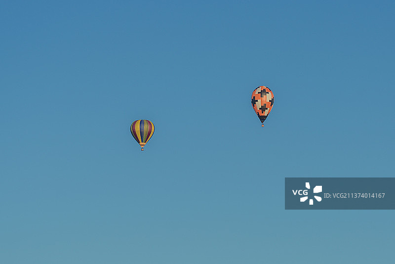 蓝色天空中两只彩色热气球图片素材