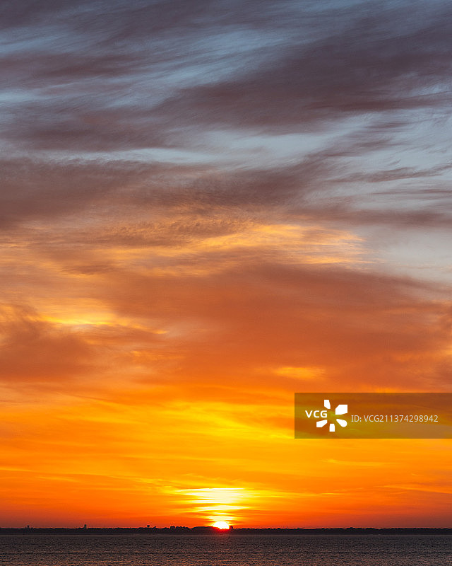 温暖III，葡萄牙里斯本，日落时大海与壮观天空的风景图片素材