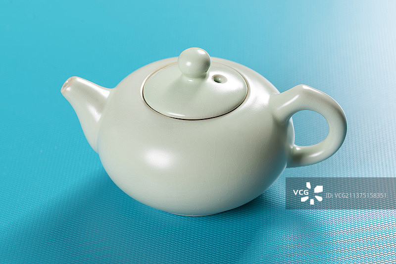 汝瓷茶壶茶杯摆放在桌面上特写图片素材