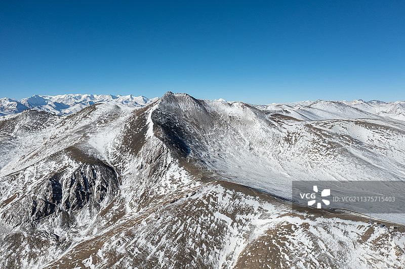 航拍西藏山南地区雪山图片素材