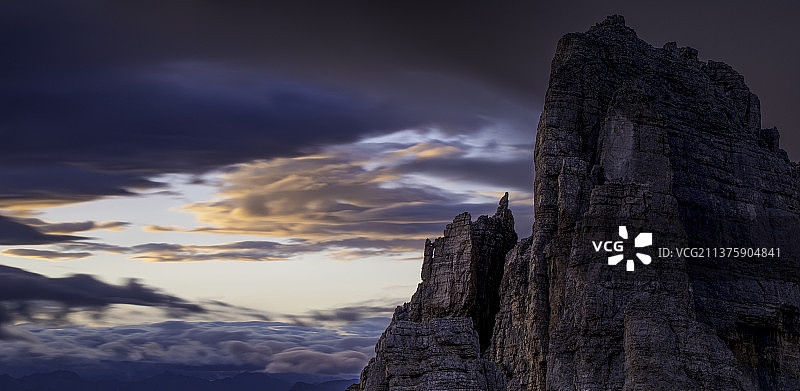 意大利西玛，夕阳下岩石形成的低角度视图图片素材